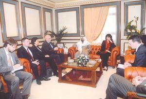 الشيخ علي الجابر خلال لقائه وفد محافظة ليل اي فيلان بحضور السفيرة الفرنسية﻿
