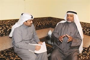 مرشح الدائرة الثانية النائب السابق دعيج الشمري متحدثا للزميل ناصر الوقيت قاسم باشا