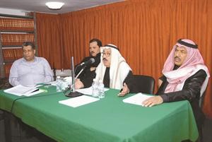المفرج يتوسط الفنان غنام الديكان ومندوب الشؤون اشرف منصور وطارق جاد سكرتير الجمعية
