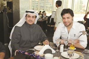 منصور زايد مع مدير مكتب روتانا الكويت محمد الفضلي قاسم باشا

