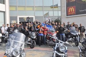 اعضاء فريق رايدرز للدراجات الالية امام احد فروع ماكدونالدز