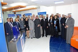 الرئيس التنفيذي مع موظفي البنك
