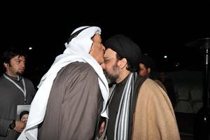 ناخب من الدائرة الاولى يقبل راس حسين القلاف