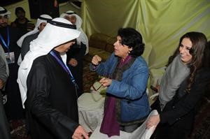 معادل الخرافي متحدثا الى احدى ناخبات الثانية