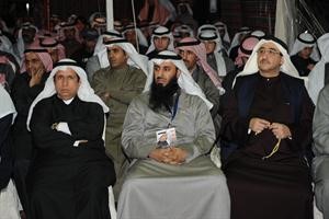 مطلال القحطاني متوسطا الحاضرين في افتتاح المقر الانتخابي لعادل الخرافي