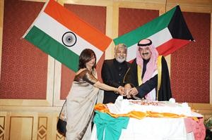 السفير خالد الجارالله مشاركا السفير الهندي وحرمه قطع كعكة الاحتفال