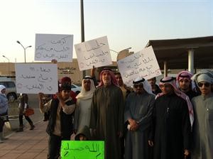 جانب من اولياء الامور المعتصمين امام وزارة التربية يتقدمهم عباس الشعبي