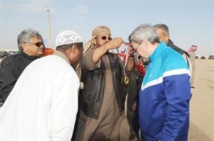 المعشني مقلدا السفير العراقي محمد حسين بحر العلوم ميدالية الفوز﻿