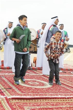 نجلا السفير العماني يؤديان العرضة﻿