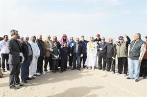 السفير العماني سالم المعشني والشيخ فيصل الحمود في صورة تذكارية مع عدد من الديبلوماسيين المشاركين في اليوم المفتوح﻿