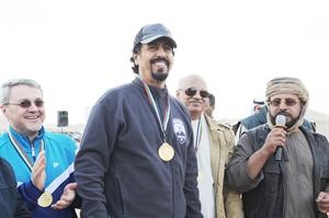 الشيخ علي الخالد متقلدا ميدالية الفوز ويبدو السفيران المصري والعراقي	قاسم باشا﻿