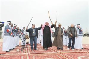 الشيخ فيصل الحمود وسالم المعشني وجمعة العبادي يؤدون العرضة على انغام فرقة التلفزيون﻿