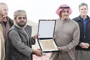 درع تذكارية من المعشني الى السفير ضاري العجران ويبدو السفير الاميركي ماثيوتولر﻿