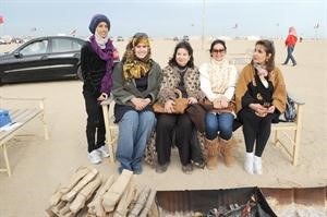 حرم السفير العماني وكريمتها مع عدد من الحاضرات﻿