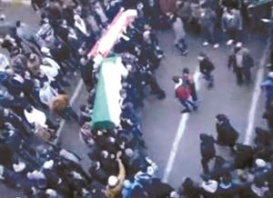 صورة بثها ناشطون لجنازة طفل وامه قتلا في حمص امس الاول﻿