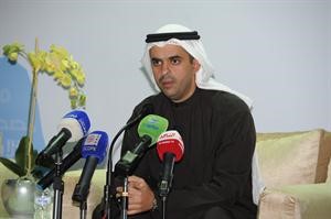 مرشح الدائرة الثانية عبدالله نجيب الملا متحدثا للحاضرات 