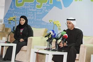 عبدالله نجيب الملا متحدثا وبجانبه الاعلامية نادية صقر
