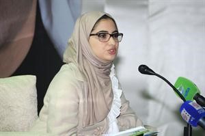 عريفة الندوة متحدثة للحاضرات 