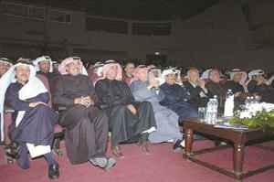 وزير الثقافة القطري حمد الكواري مع الامين العام للمجلس معلي اليوحة يتقدمون الحضور﻿