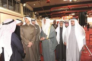 الوزير يستمع لشرح من عبدالعزيز البالول في جناح الوطنية للاتصالات﻿