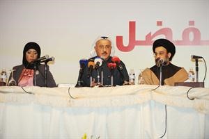المرشح نبيل الفضل متحدثا وبجواره النائب السابق حسين القلاف	هاني الشمري﻿