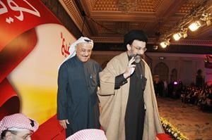 نبيل الفضل مودعا السيد حسين القلاف بعد الانتهاء من كلمته﻿