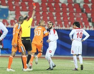 البرازيلي روجيريو يبتسم بعد اشهار الكارت الاحمر في وجهه من الحكم ناصر العنزي هاني الشمري
