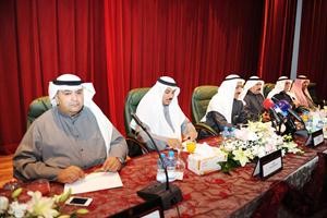 عبدالعزيز الماجد والمستشار احمد العجيل وعدد من المستشارين خلال المؤتمر الصحافي﻿