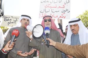 خالد الطاحوس متحدثا بحضور مسلم البراك وعباس الشعبي﻿