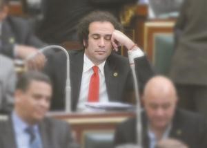 الصورة التي انتشرت لحمزاوي وهو نائم في مجلس الشعب ﻿