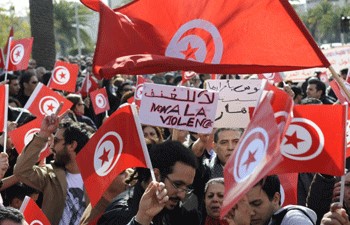 آلاف التونسيين يتظاهرون للدفاع عن الحريات من «تهديد السلفيين»