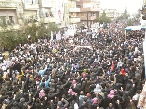 حشود غفيرة خلال تشييع قتلى المعارضة في بابا عمرو امس﻿