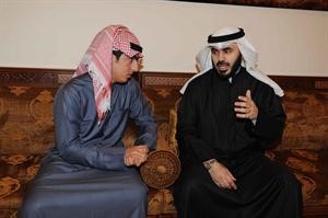 المرشح اسامة المناور متحدثا للزميل سلطان العبدان
