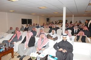 الحضور يتابعون الندوة