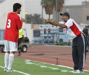 مدرب الفحيحيل محمد الذروة يوجه احد اللاعبين	 الازرق كوم﻿