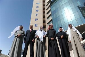 دالبصيري ونزار العدساني وعلي دغيم الشمري في لقطة جماعية مع موظفي شركة كوفبيك امام مبنى الشركة