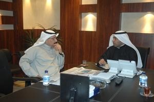 مرشح الدائرة الثانية جواد المطوع يتحدث الى الزميل هاني الظفيري 	فريال حماد﻿