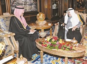 خادم الحرمين الشريفين الملك عبدالله بن عبدالعزيز خلال لقائه مبعوث صاحب السمو الامير
