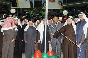 الشيخ صباح جابر العلي يرفع العلم قاسم باشا
