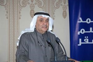 محمد الصقر مخاطبا الحاضرات
