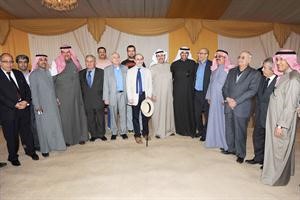 وزير الاعلام حمد جابر العلي ووكيل الوزارة الشيخ سلمان الحمود والشيخ محمد عبدالله المبارك يتوسطون الحضور سعود سالم