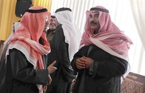 حديث جانبي بين الشيخ صباح الخالد ووزير التربية احمد المليفي