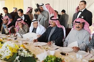 خالد الجارالله والشيخ صباح الخالد وعبدالله يعقوب بشارة وعبدالعزيز الشارخ خلال حفل الغداء
