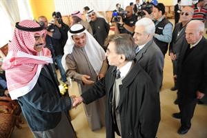 الشيخ صباح الخالد مرحبا باحد الصحافيين