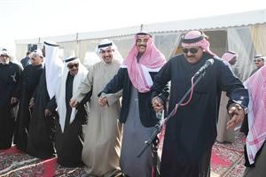 الشيخ صباح الخالد والشيخ حمد جابر العلي في وصلة شعبية مع بعض الحضور