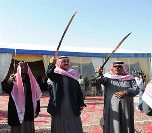 الشيخ صباح الخالد يعرض بالسيف