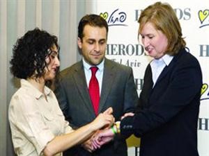 ليفني تستقبل طالبة ايرانية