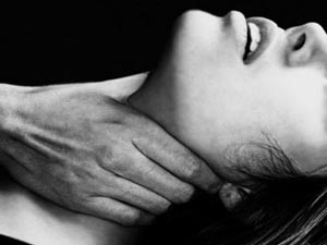 يقتل زوجته بمساعدة والدته لإنجابها طفلة للمرة الثالثة