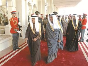 سمو رئيس الوزراء الشيخ جابر المبارك مستقبلا صاحب السمو الملكي الامير خليفة بن سلمان﻿