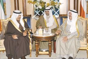 صاحب السمو الامير الشيخ صباح الاحمد مستقبلا صاحب السمو الملكي الامير خليفة بن سلمان ال خليفة﻿